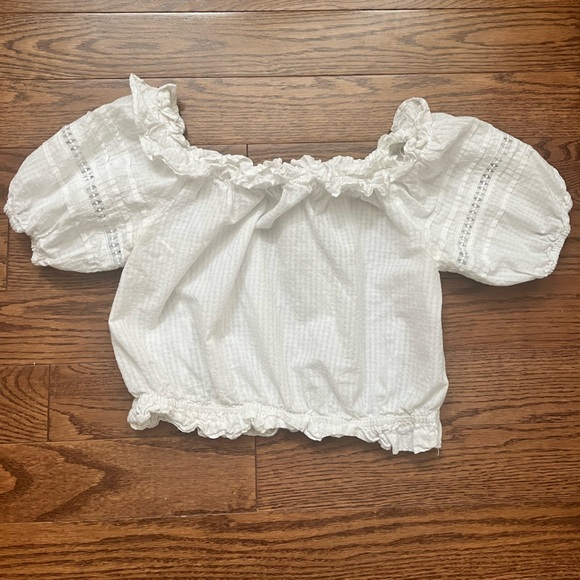 Cute white top with ruffled sleeves and collar - Picture 1 of 2
